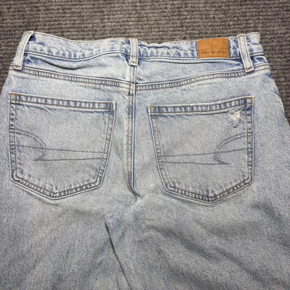 American Eagle Barrel Jeans Womens 6 Light Wash Distressed High Rise Curved Leg - Picture 6 of 8